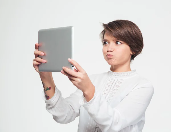 Szórakoztató nő, ami vicces arc, és figyelembe selfie tabletta — Stock Fotó