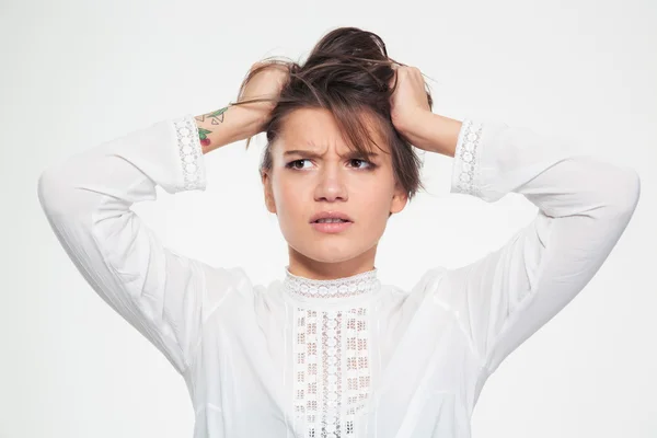 Mujer joven tensa enojada tirando de su pelo por las manos —  Fotos de Stock