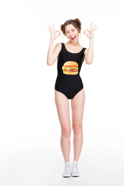 Ok のサインを示すハンバーガーと swimsut で魅力的な女性を笑顔 — ストック写真