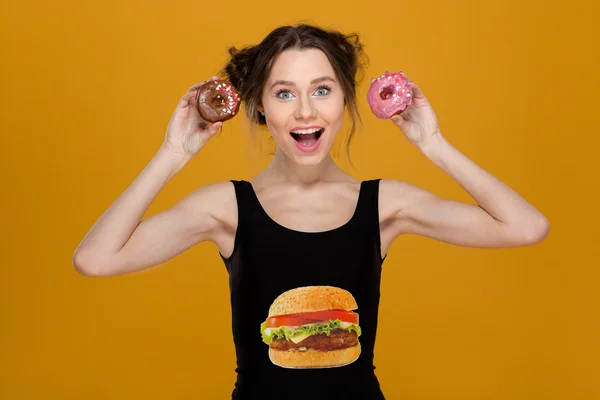 Schöne Frau in schwarzem Top mit Hamburger-Print mit Donuts — Stockfoto