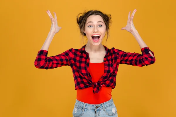 Happy framgångsrika glada vackra unga kvinnan skrika med upp händerna — Stockfoto
