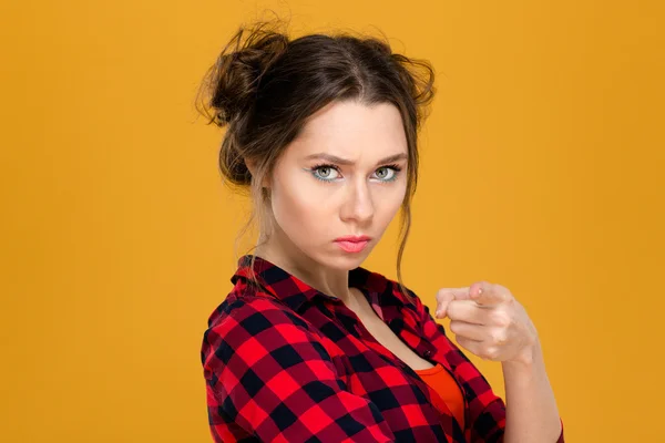 Arg irriterad ung kvinna i rutiga skjortan pekar på dig — Stockfoto