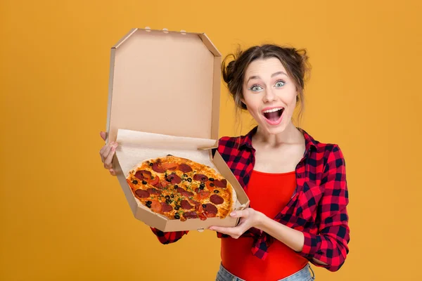 Gazdaság pizza bájos szórakoztató fiatal nő portréja — Stock Fotó