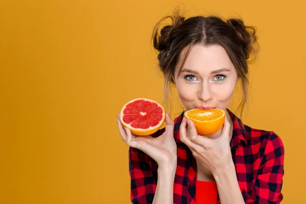 可爱可爱的年轻女子，品尝橘子和葡萄柚 — 图库照片