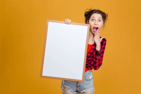 Stupito felice giovane donna in possesso di bordo vuoto — Foto Stock