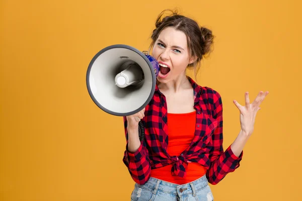 Boos gekke jonge vrouw schreeuwen in Megafoon — Stockfoto