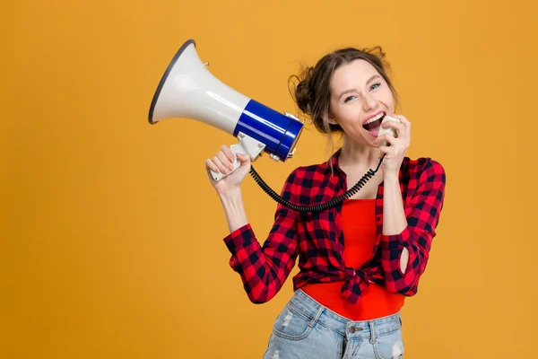 Mulher casual gritando em megafone — Fotografia de Stock