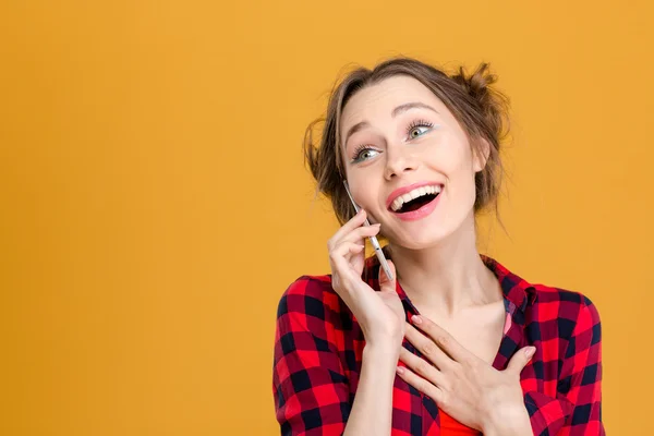 Усміхнена мила молода жінка говорить на мобільному телефоні — стокове фото