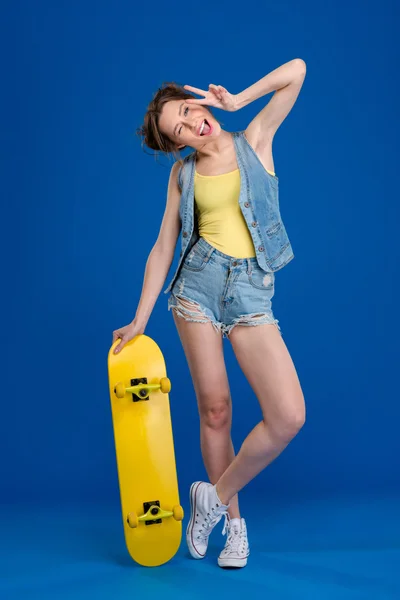 Fröhliche Frau mit Skateboard — Stockfoto