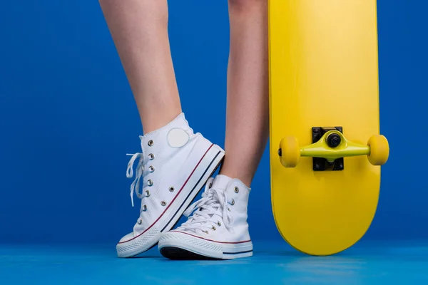 Gambe femminili con skateboard — Foto Stock