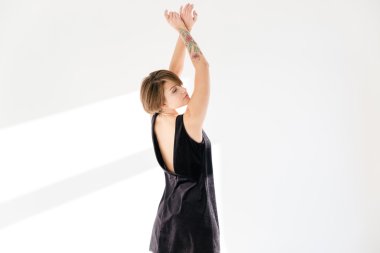 Şehvetli attactive genç kadının kaldırdı elleriyle arkadan görünüm 