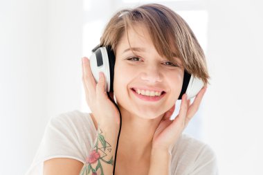 Kulaklık müzik neşeli güzel ve genç birbayan 