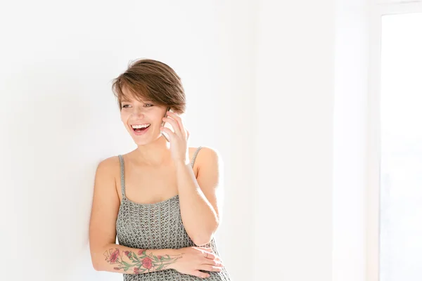 Feliz hermosa joven riendo y hablando por teléfono celular —  Fotos de Stock