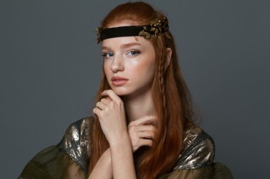 Kameraya bakarak moda kumaş büyüleyici kadın