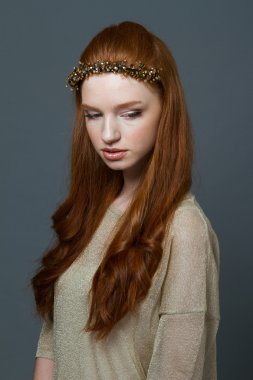 Hoop başında olan çekici genç Kızıl saçlı kadın