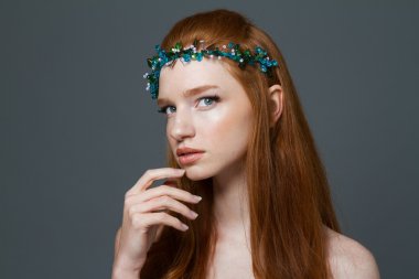 Kızıl saçlı kadın onun baş loking kamera üzerinde çember ile