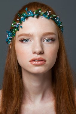 Hoop kameraya bakarak başında olan Kızıl saçlı kadın 