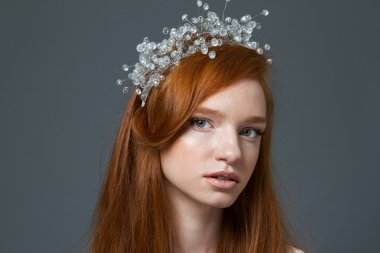 Kameraya bakarak başında hoop kadınla 