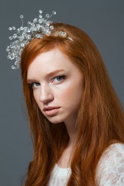 Kameraya bakarak başında hoop kadınla 