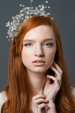 Kameraya bakarak başında hoop kadınla 