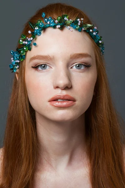 Hoop kameraya bakarak başında olan Kızıl saçlı kadın 