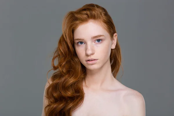 Retrato de beleza de mulher ruiva natural lindo com cabelo ondulado — Fotografia de Stock