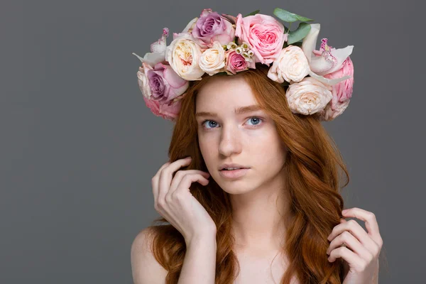Charming sensual young redhead woman in rose wreath — Stock fotografie