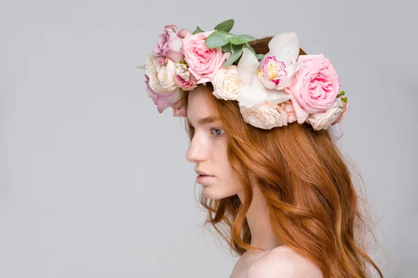Profile of attractive young woman in beautiful flower wreath — 图库照片