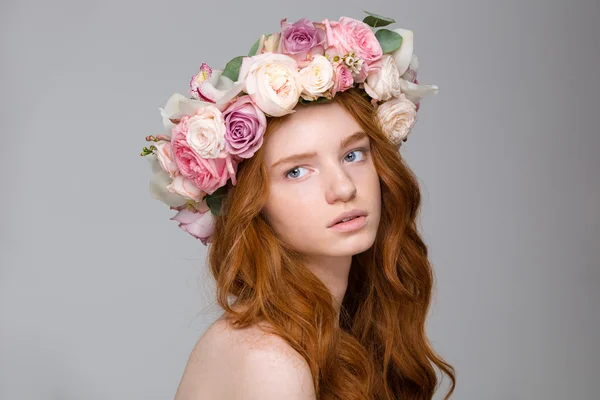 Mulher macia bonita com cabelos longos em coroa de flores — Fotografia de Stock