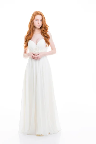Hermosa mujer joven con el pelo largo ondulado en vestido de novia — Foto de Stock
