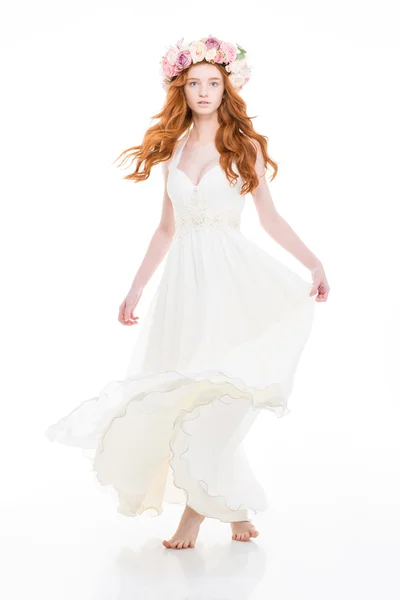 Donna attraente in abito bianco e bella corona di rose — Foto Stock