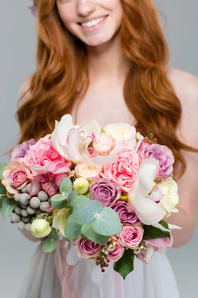 Imagem cortada de uma mulher segurando flores — Fotografia de Stock