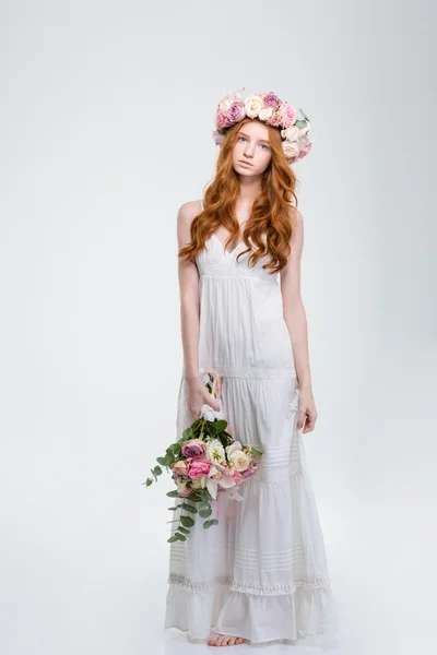 Bella donna in piedi corona e tenendo bouquet di fiori — Foto Stock
