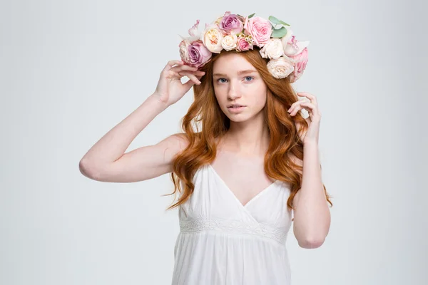 Mulher bonita com cabelo encaracolado vermelho na coroa de flores — Fotografia de Stock
