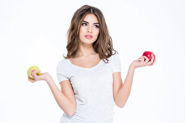 Uroczy kobieta trzyma dwa jabłka — Zdjęcie stockowe