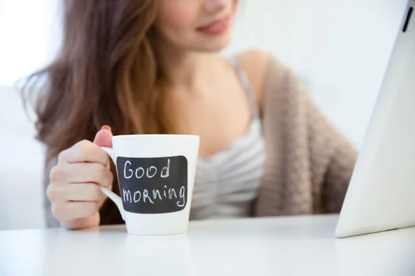 Tasse mit leerer Fläche zum Schreiben von Nachrichten, die von Frauen verwendet werden — Stockfoto