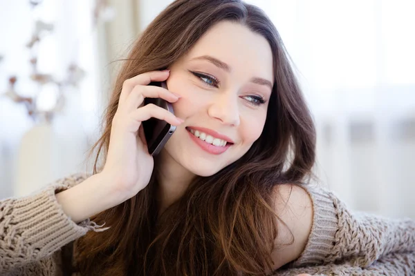 Mulher bonita alegre falando no telefone celular em casa — Fotografia de Stock