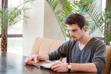 Man okuma dergisi restoranda