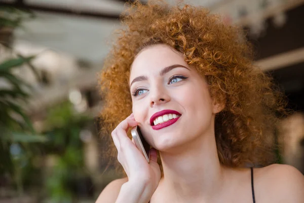 Senyum wanita berambut merah berbicara di telepon — Stok Foto