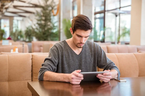 Mann benutzt Tablet-Computer in Restaurant — Stockfoto