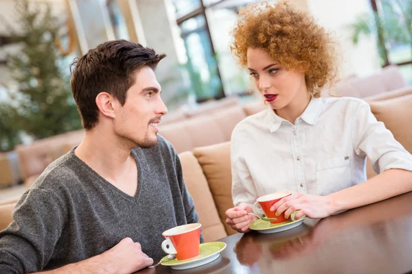 Paar drinken koffie in restaurant — Stockfoto