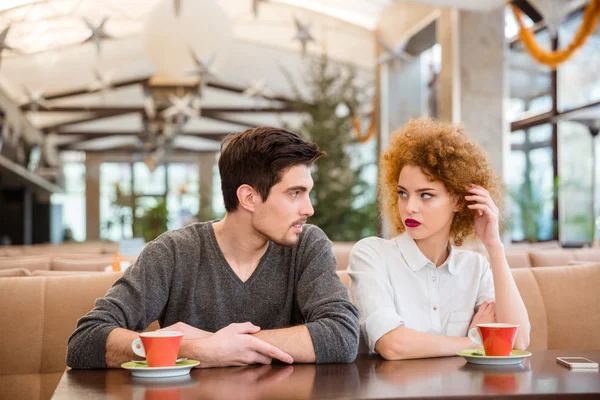 Paar sitzt am Tisch und unterhält sich im Restaurant — Stockfoto