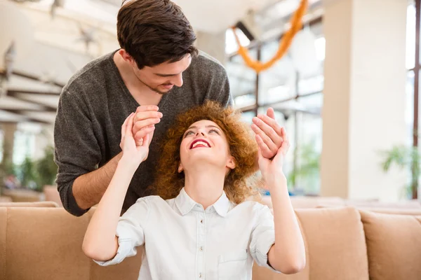 Paar flirten in restaurant — Stockfoto