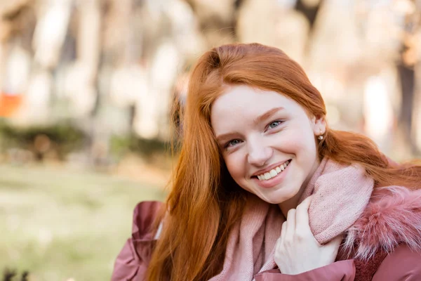 Parkta yürüyen mutlu Kızıl saçlı kadın — Stok fotoğraf
