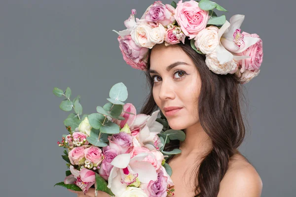 Mujer encantadora posando con flores — Foto de Stock