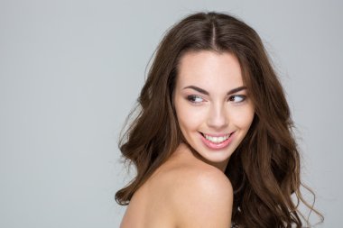 Gülümseyen güzel kadın uzağa arıyorsunuz