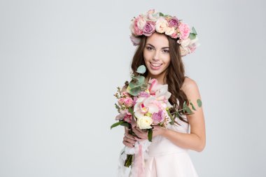 Güzel kokulu çiçek çelenk içinde genç gelin gülümseyen sevimli 