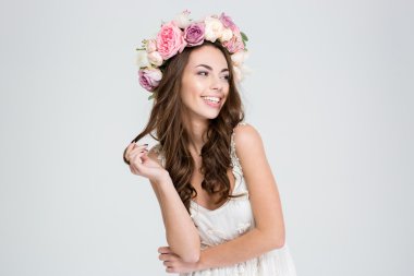 Gül çelenk ile gülümseyen güzel kadın 