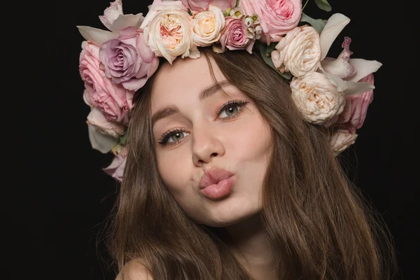 Mujer encantadora con corona de flores en la cabeza — Foto de Stock