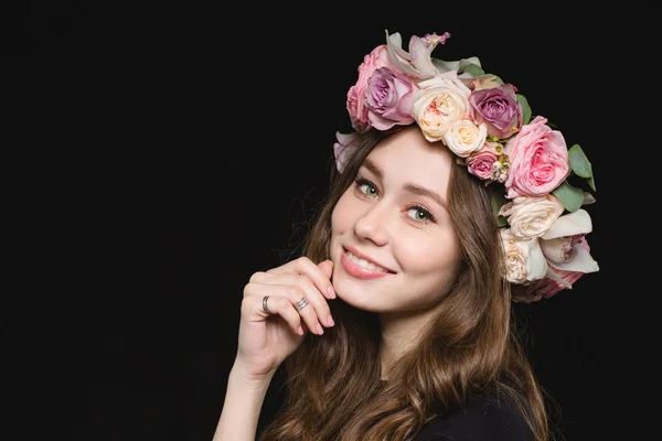 Retrato de hermosa joven feliz en corona de flores — Foto de Stock